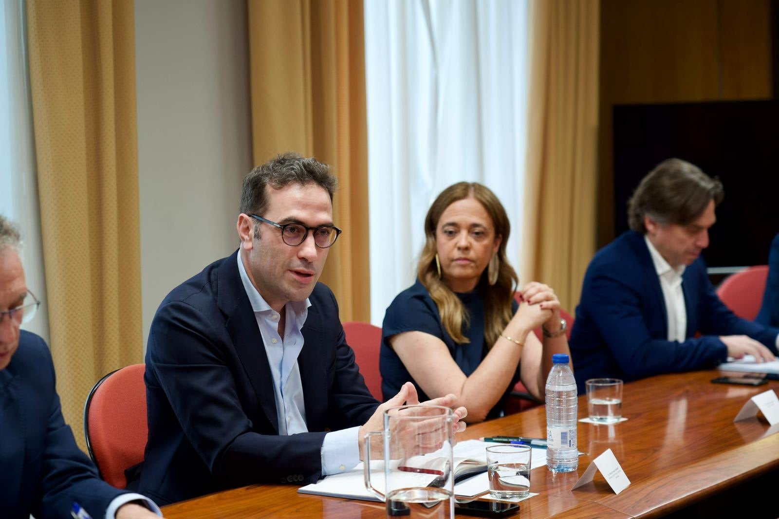 Imagen secundaria 1 - El ministro de Economía se reúne con diez de las principales empresas extremeñas