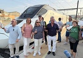 Las plataformas ciudadanas celebran la llegada del tren Alvia con churros y cava.