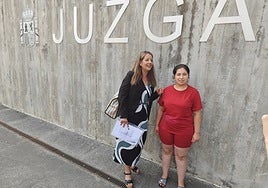 La abogada Ana Moraza con Alba Silva, la madre de Camelia.