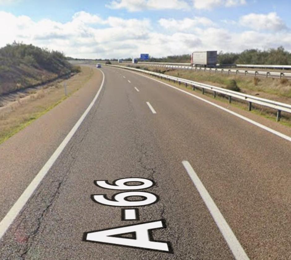 Un herido crítico tras una triple colisión entre un camión, una moto y un coche en la A-66