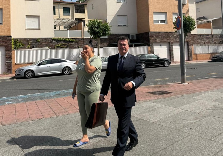 El abogado Miguel Cantero con Sara Silva, la herida en el tiroteo.