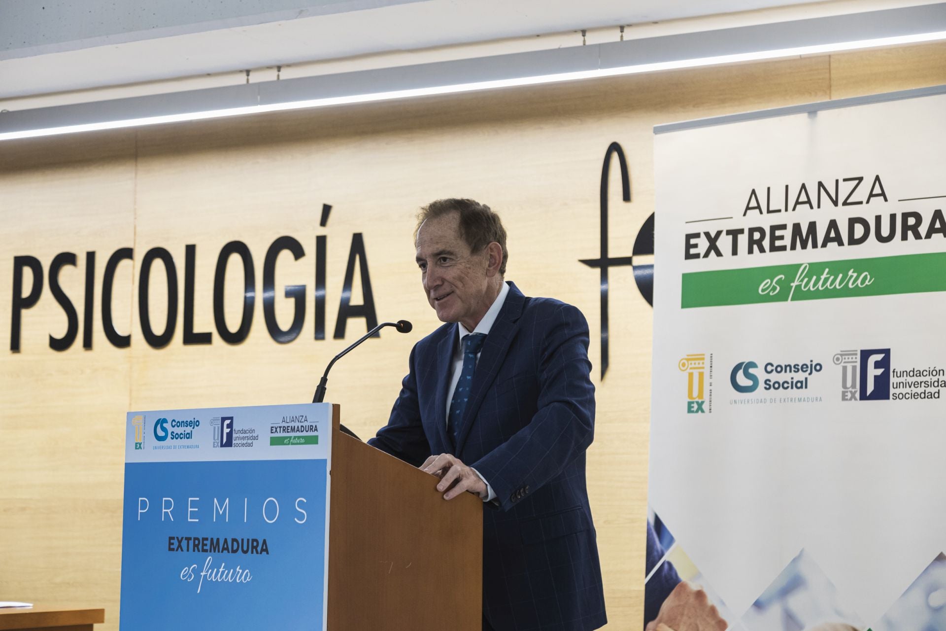 Entrega de galardones a los ganadores de la tercera edición de los &#039;Premios Extremadura es futuro&#039;