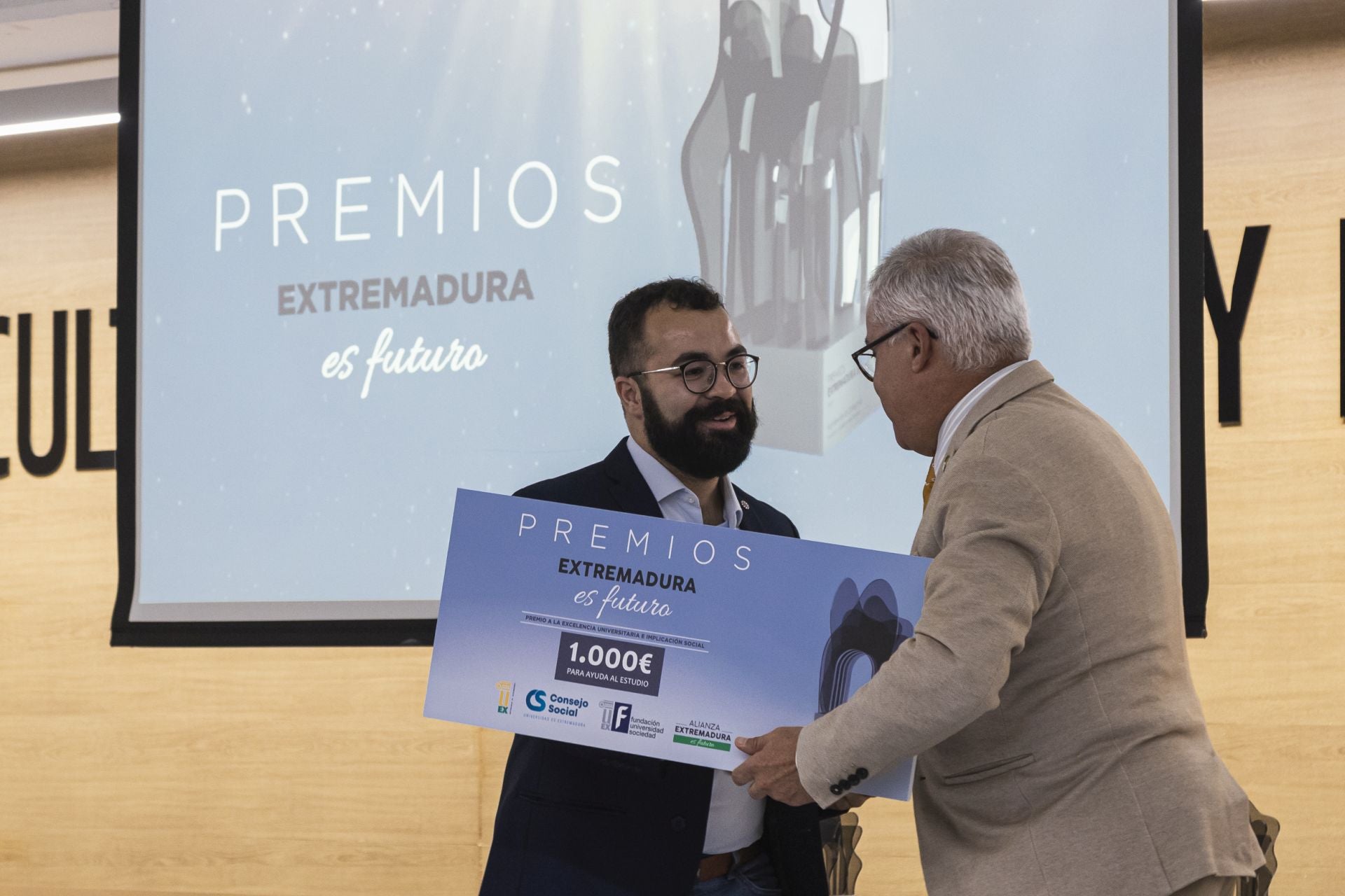 Entrega de galardones a los ganadores de la tercera edición de los &#039;Premios Extremadura es futuro&#039;