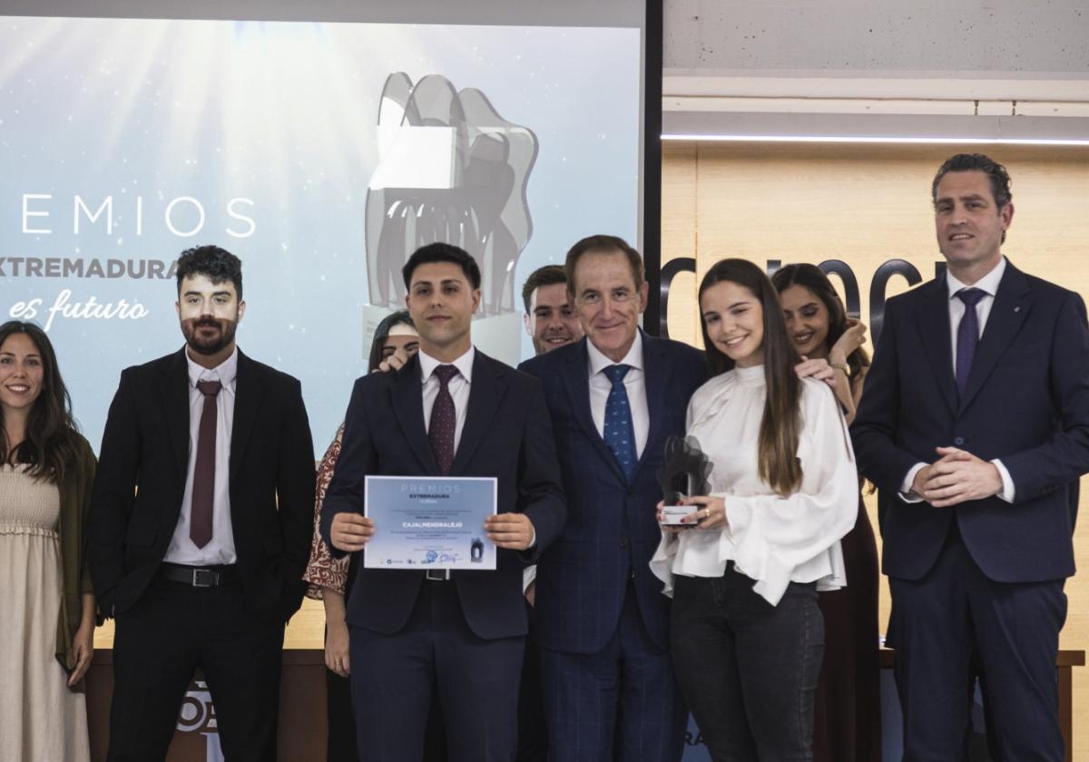 Antonio Huertas (en el centro), presidente del Consejo Social de la UEx, con varios de los jóvenes de Cajalmendralejo que recogieron el premio.