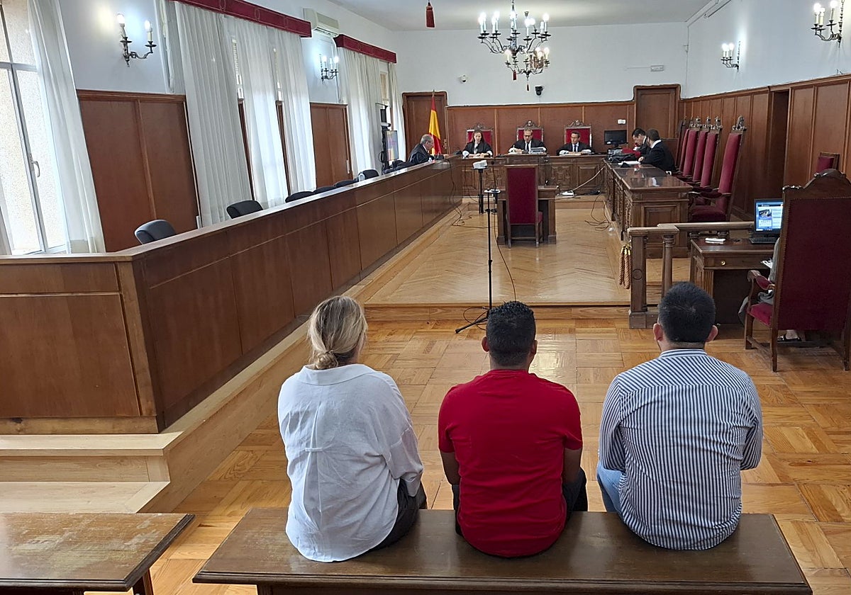 Los procesados en el juicio de este martes en la Audiencia de Badajoz.