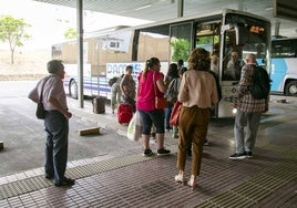 Usuarios de una línea autonómica suben al autobús en Mérida.