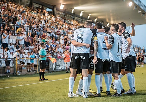 El Mérida celebra uno de los primeros goles de la temporada en el Romano ante el Recreativo.
