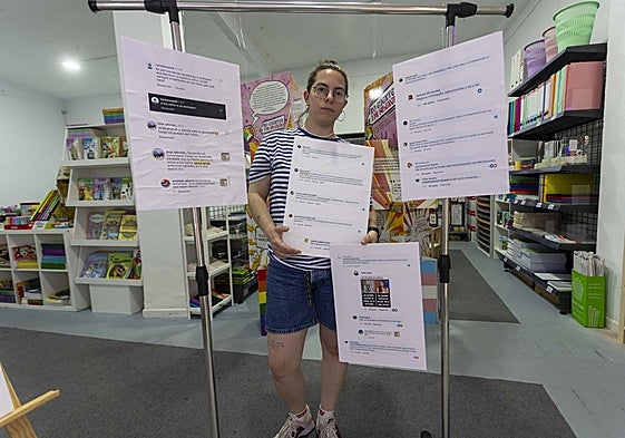 Laura Heristone muestra algunos de los mensajes de odio recibidos contra su negocio.