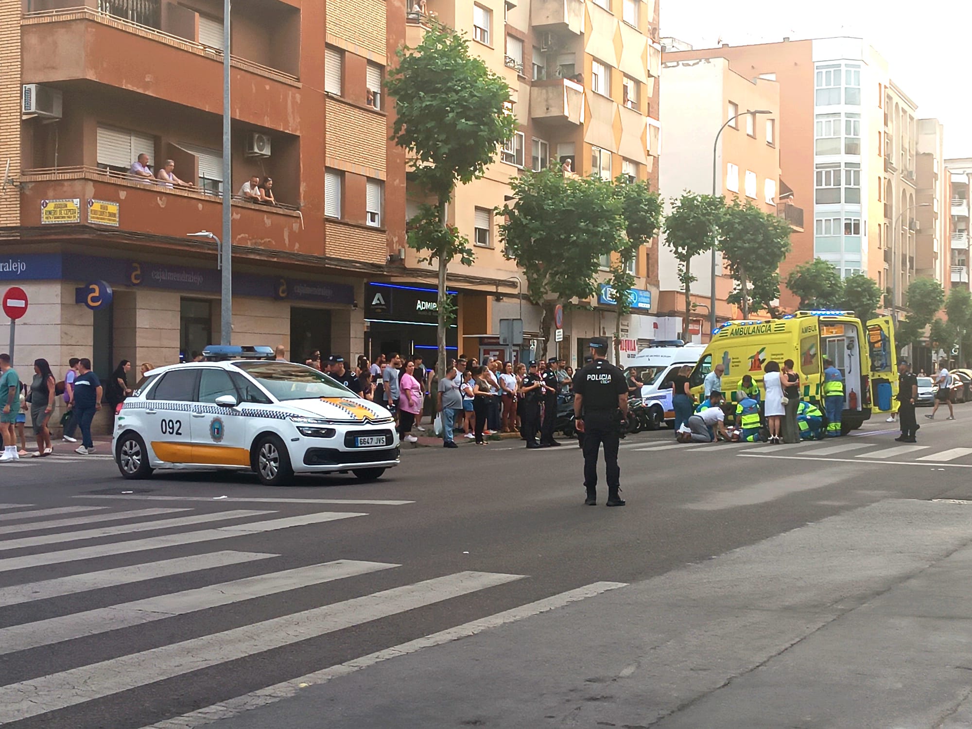 Dos ambulancias llegaron al lugar poco después del accidente y, tras asistir al hombre herido, de 52 años, lo trasladaron al Hospital Universitario de Badajoz. 