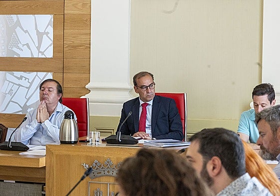Rafael Mateos, durante un pleno municipal.