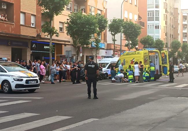 Un equipo sanitario asiste al herido en el lugar del siniestro.
