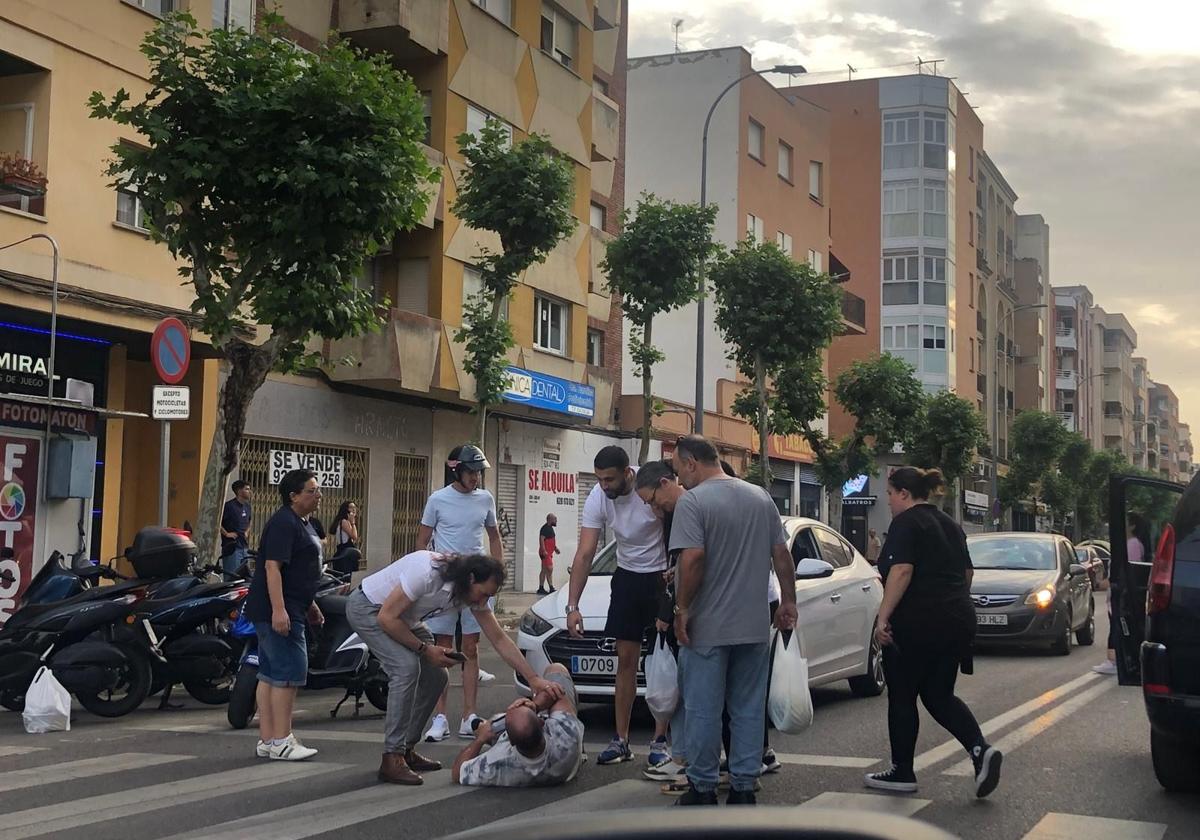 El hombre herido quedó tendido sobre la calzada, quejándose del golpe en la cabeza.