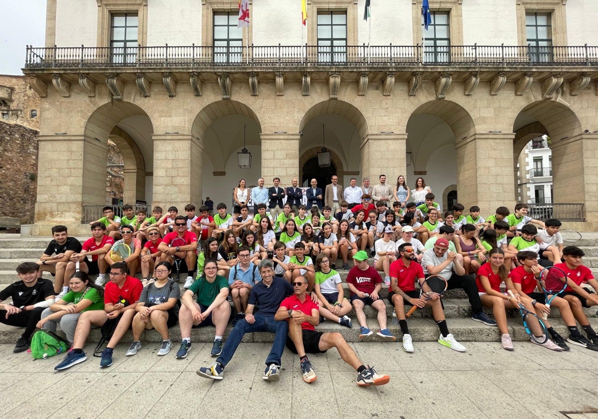 Las autoridades junto a los escolares en las escalinatas del Ayuntamiento de Cáceres.