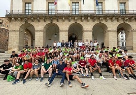Las autoridades junto a los escolares en las escalinatas del Ayuntamiento de Cáceres.