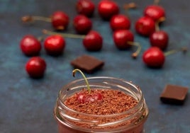 Yogur casero con cerezas y chocolate