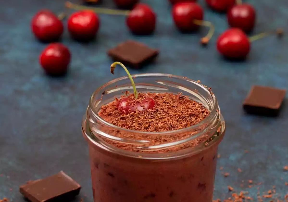 Cómo preparar yogur de chocolate y cerezas. Un postre sano y casero