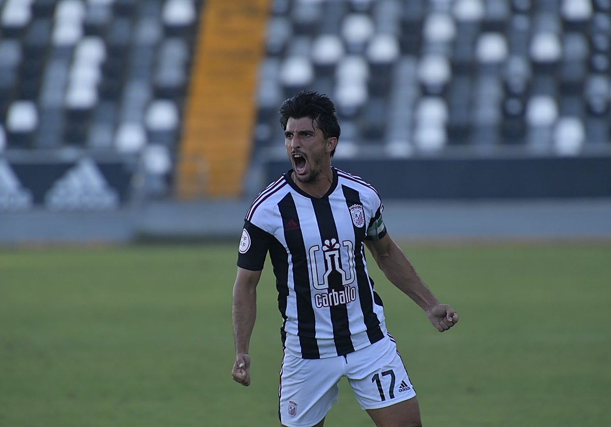 Álex Herrera celebra un gol del Badajoz en el Nuevo Vivero.