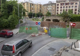 El acceso a la glorieta, cortado.
