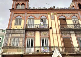 Foto con el cartel de 'Vendido' sobre los balcones del Palacio de la China.