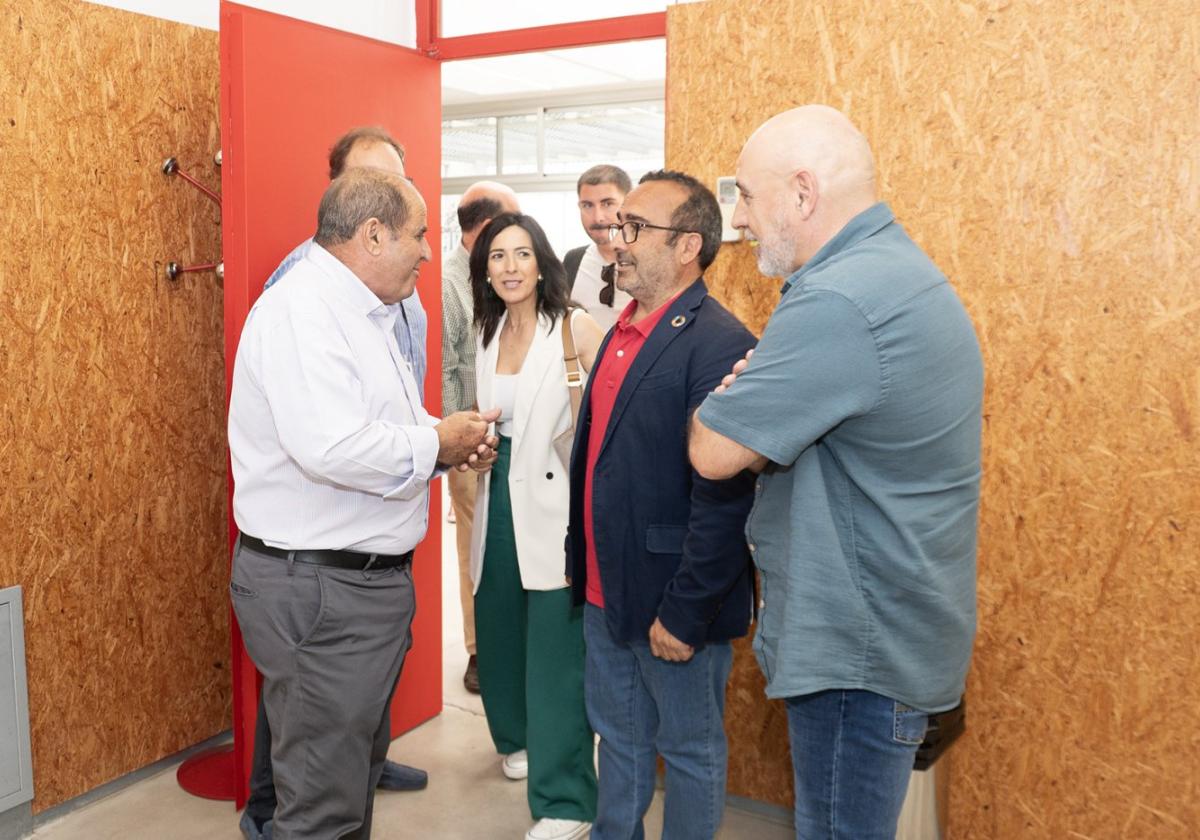 Morales, en el centro, con responsables de la Fundación.