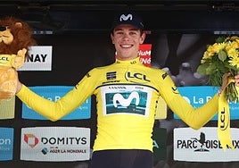 Iván Romeo, en el podio de amarillo.