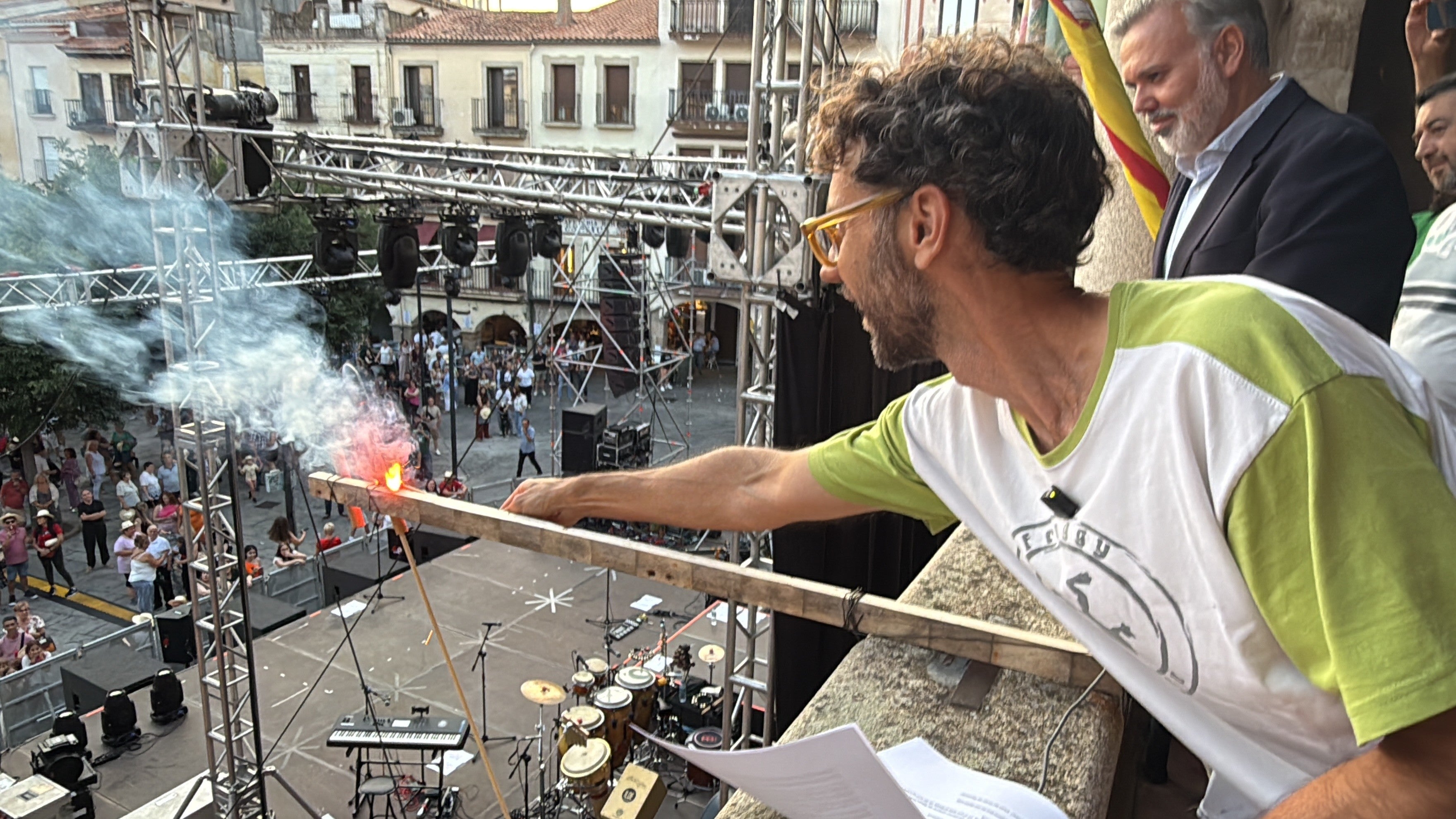 Brea, en el momento de encender el chupinazo en la Plaza Mayor.