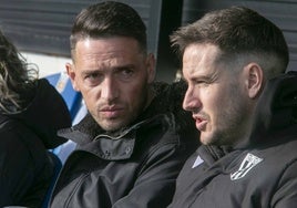 David Rocha hablando con Sergi Guilló en el banquillo del Romano antes de un partido.