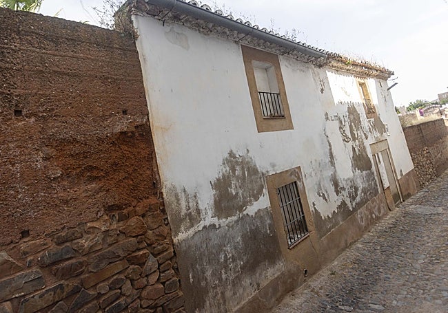 El acceso a la casa-torre está por el adarve del Cristo y está tapiado para evitar la entrada de okupas.