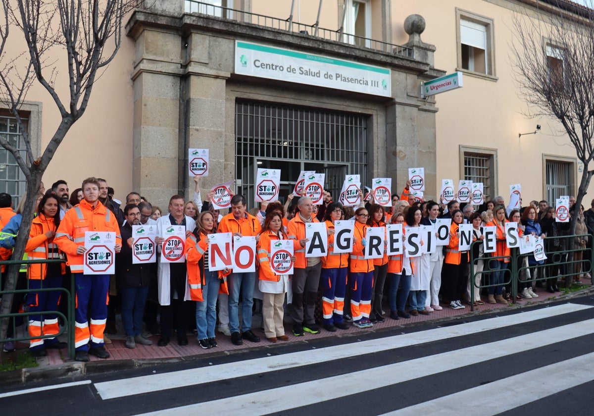 Una de las protestas celebradas en la región, en Plasencia, contra las agresiones a los sanitarios.
