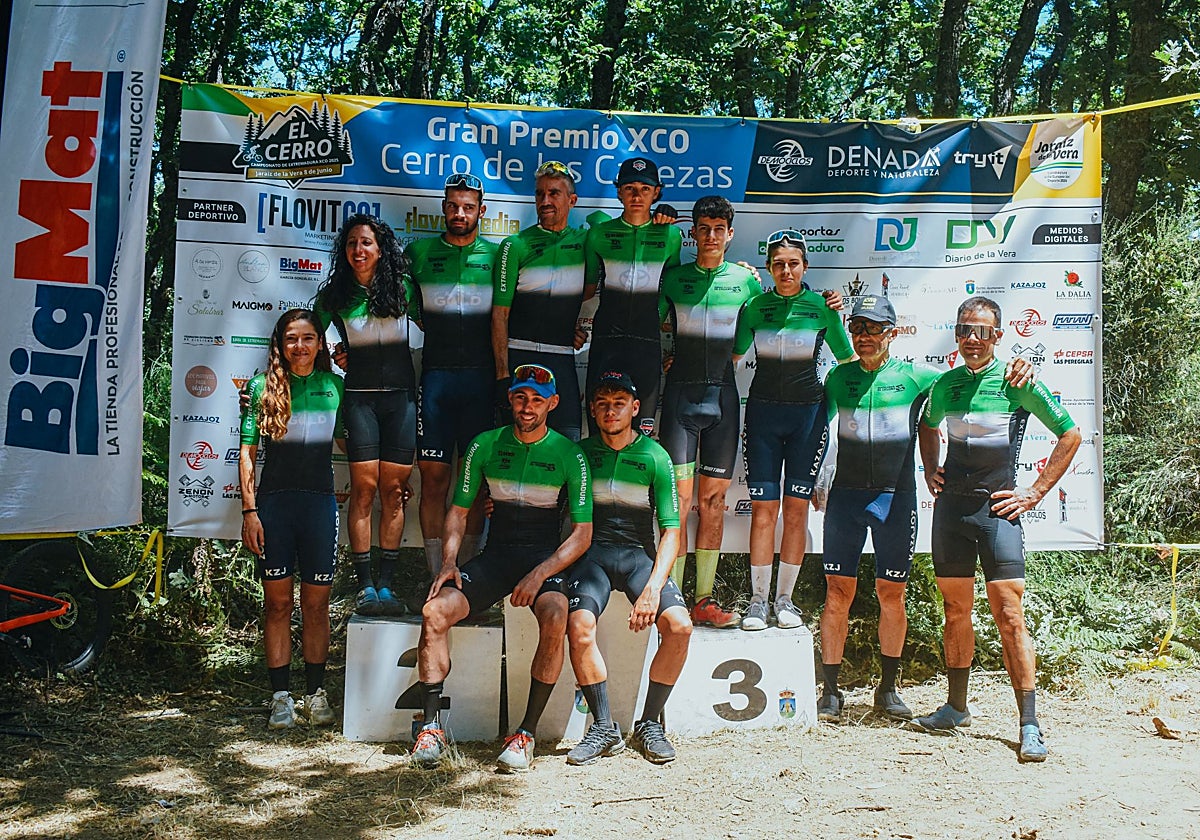 Los integrantes del Kazajoz posan en el podio.