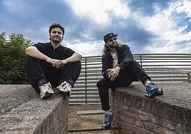 Pepe Cortés y José Manuel Arnao -Los Primos Dj- esta semana con el Palacio de Congresos de Badajoz de fondo.