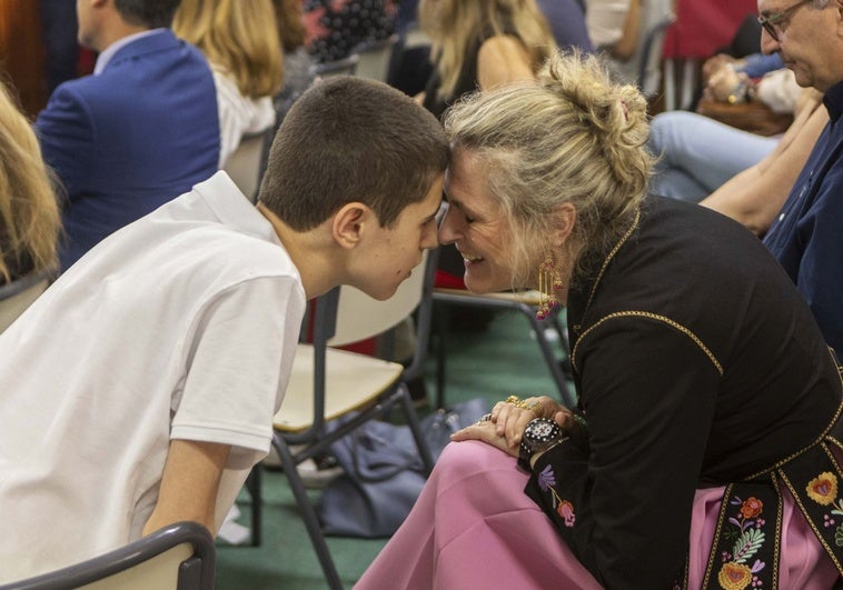 Un integrante de la tripulación del barco escuela junto a su madre.