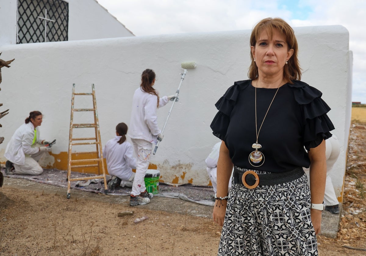 Milagros García con alumnos de una escuela profesional de pintura decorativa en una imagen de archivo.