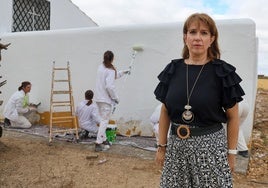 Milagros García con alumnos de una escuela profesional de pintura decorativa en una imagen de archivo.