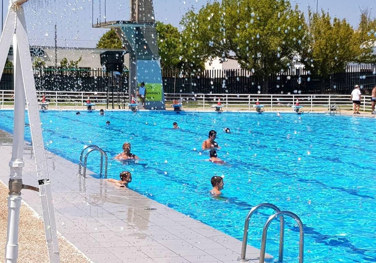 Bañistas en la piscina municipal.