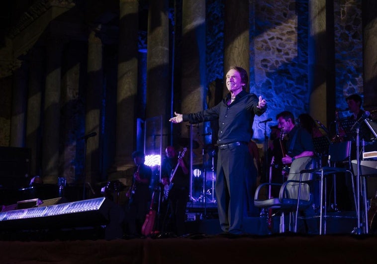 Raphael en una de sus actuaciones en el Teatro Romano de Mérida.