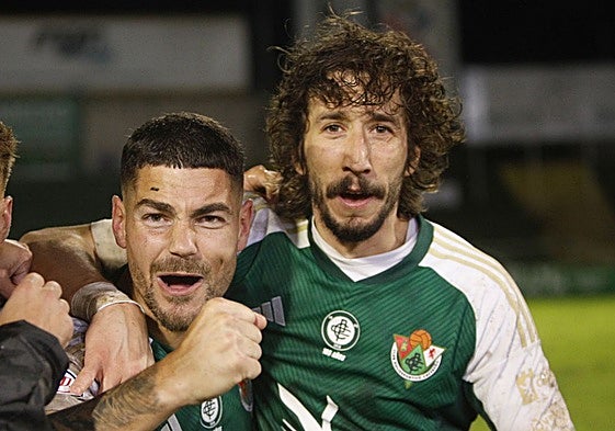 Javi Barrio (derecha) tras un partido de esta temporada en el Príncipe Felipe.