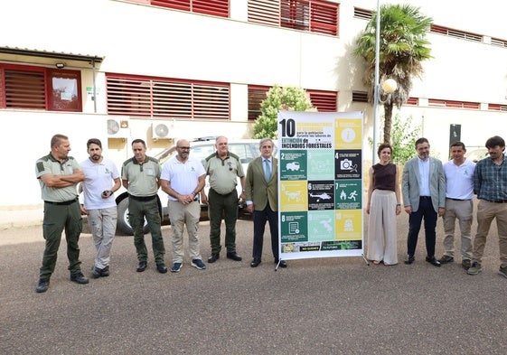 El consejero Higuero, con responsables políticos y trabajadores del Infoex