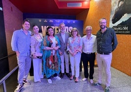 Santiago Requejo, a la izquierda, con el alcalde Pizarro y su equipo de gobierno.