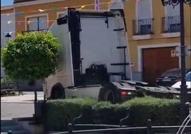 La cabeza tractora del camión, en la plaza de Trujillanos.