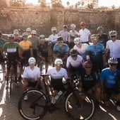 Imagen de Jose María López junto a un grupo de ciclistas de Extremadura
