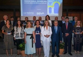 Foto de familia de representantes de instituciones y de los doce premiados en la edición XXVIII de los Premios Familia-Empresa.