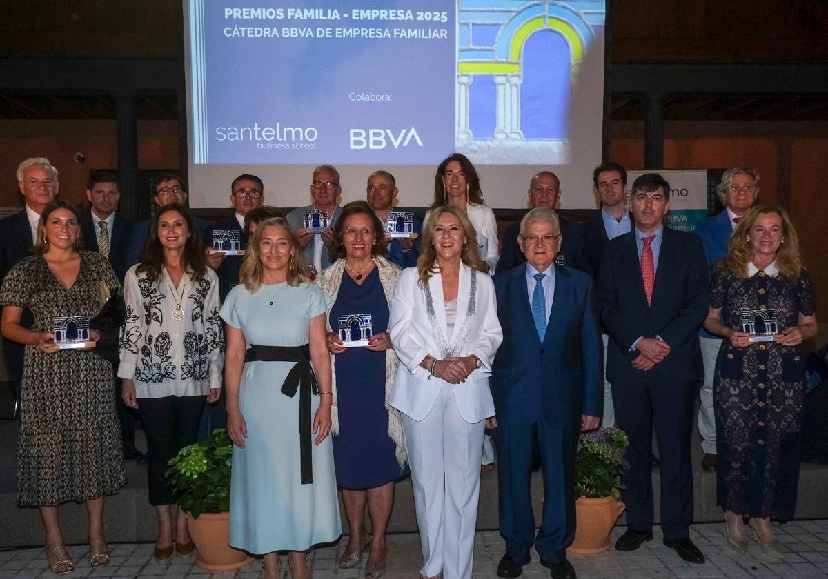 Foto de familia de representantes de instituciones y de los doce premiados en la edición XXVIII de los Premios Familia-Empresa.