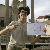 Pablo Merino Barrera, que ha obtenido el único 14 de la PAU extremeña, con el templo de Diana al fondo.