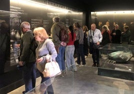 Visitantes en la sala de Protohistoria del Arqueológico de Badajoz.