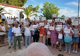 Los vecinos en la manifestación que organizaron ayer para pedir mejoras.