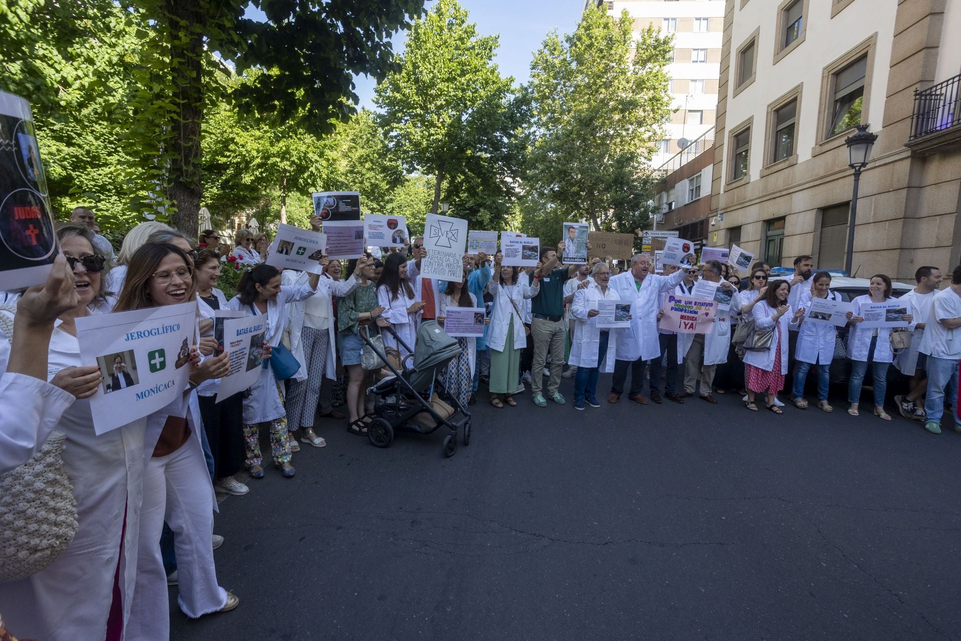 La protesta de los médicos extremeños, en imágenes