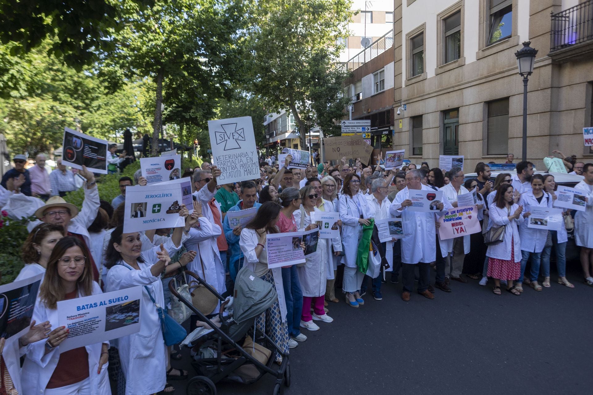 La protesta de los médicos extremeños, en imágenes
