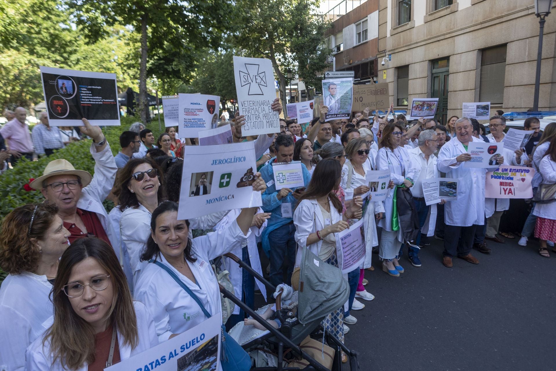 La protesta de los médicos extremeños, en imágenes