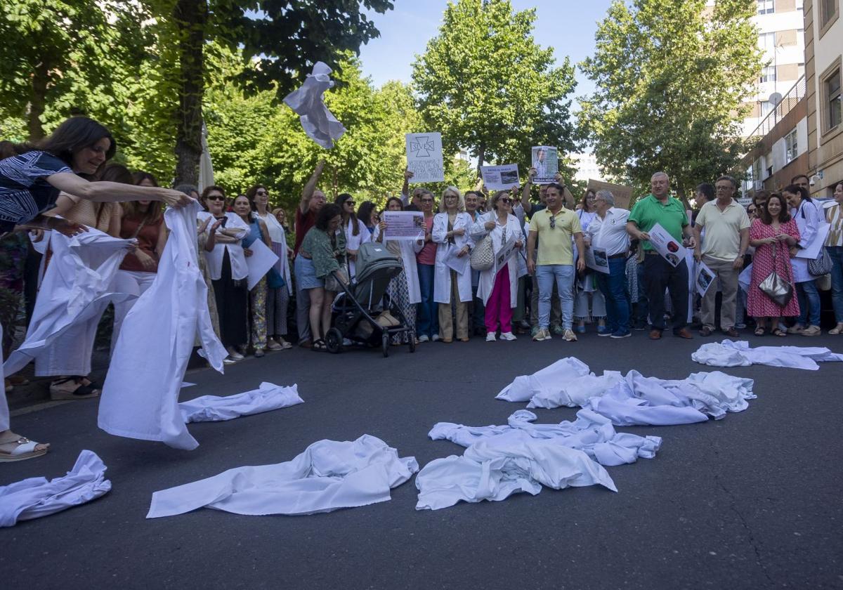 Protesta de médicos este viernes en Cáceres.